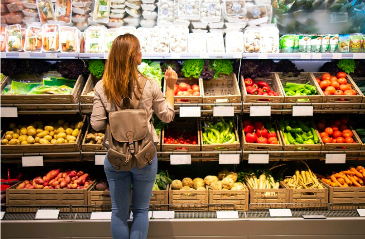 Imagen de una mujer en el supermercado